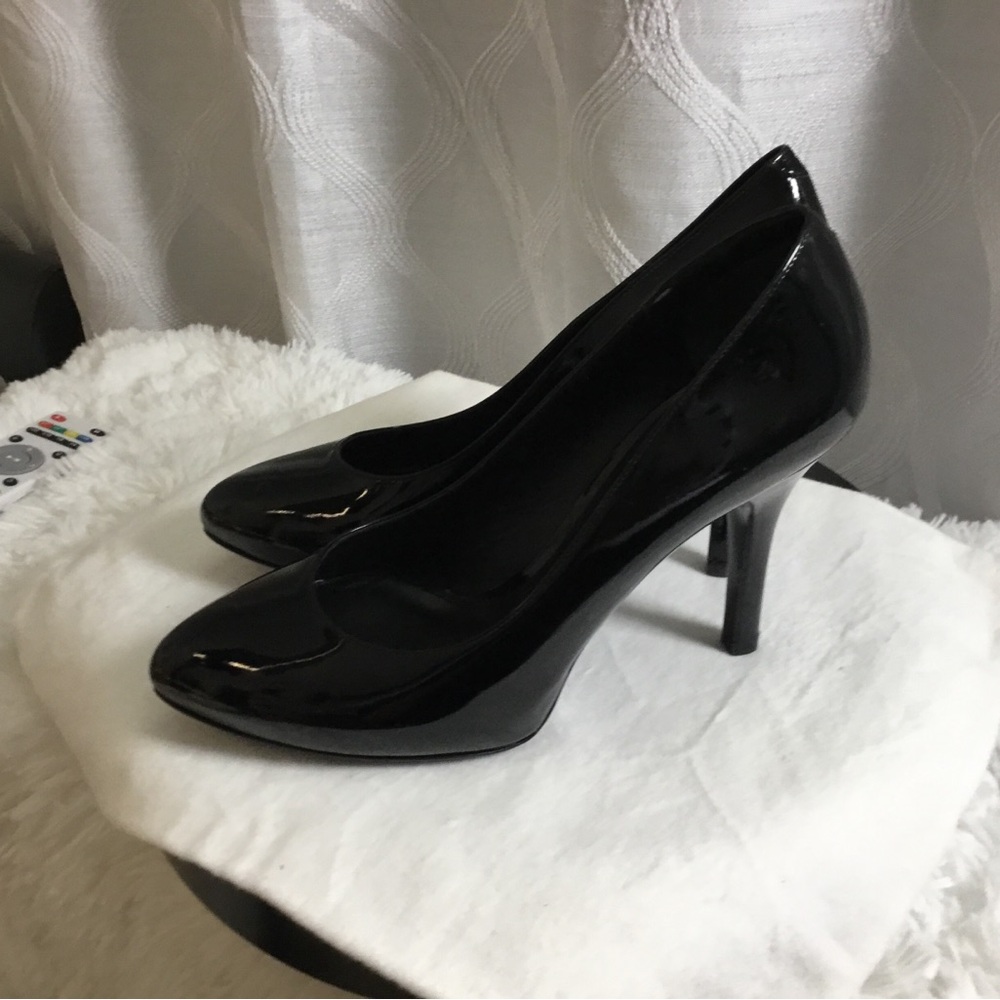 Dolce & Gabbana Black Patent Pointed-Toe Pumps - Picture 4 of 10